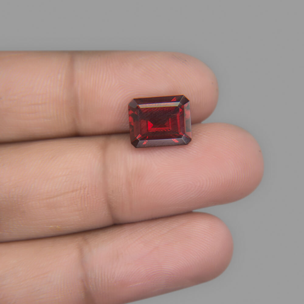 Red Garnet (Almandine-Pyrope) - 5.89 Carat