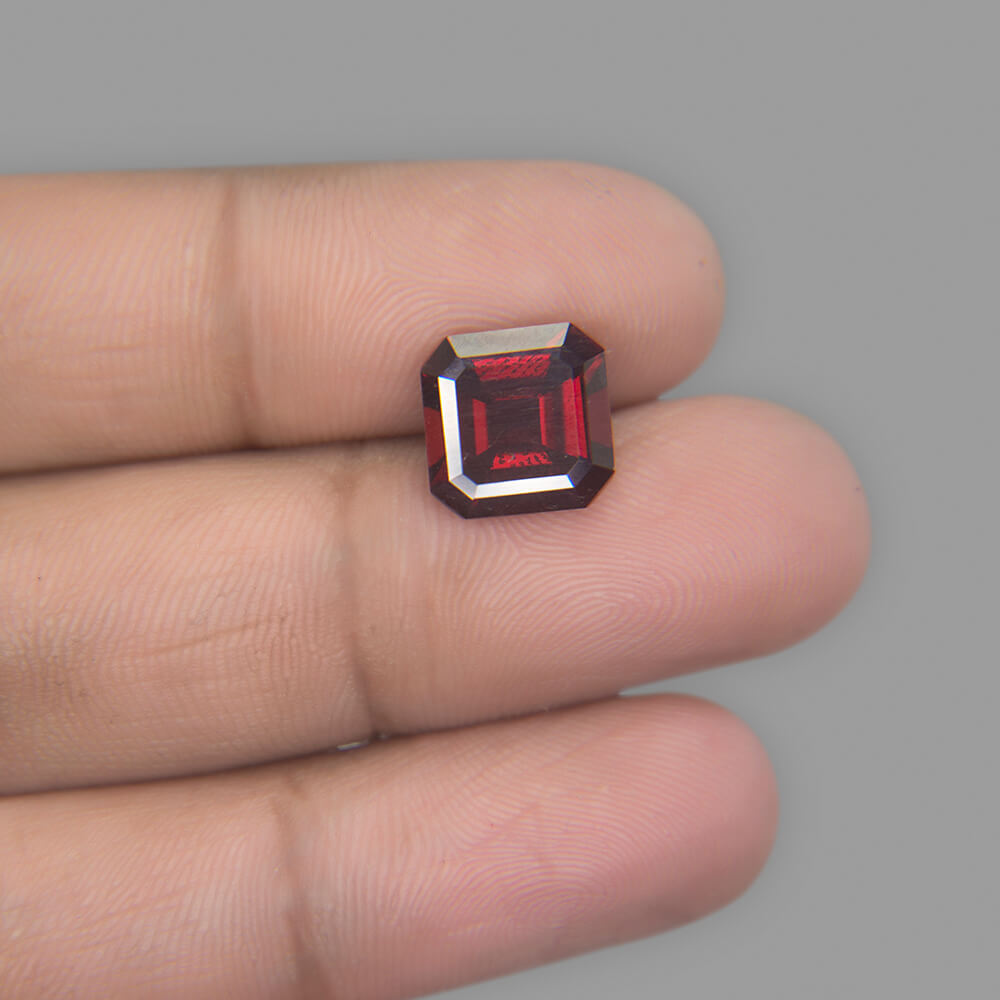 Red Garnet (Almandine-Pyrope) - 5.08 Carat