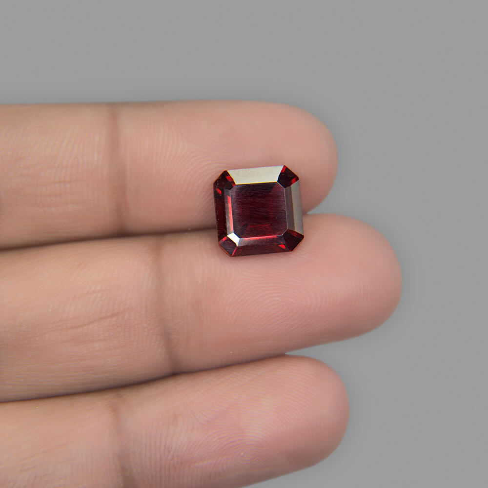 Red Garnet (Almandine-Pyrope) - 4.97 Carat