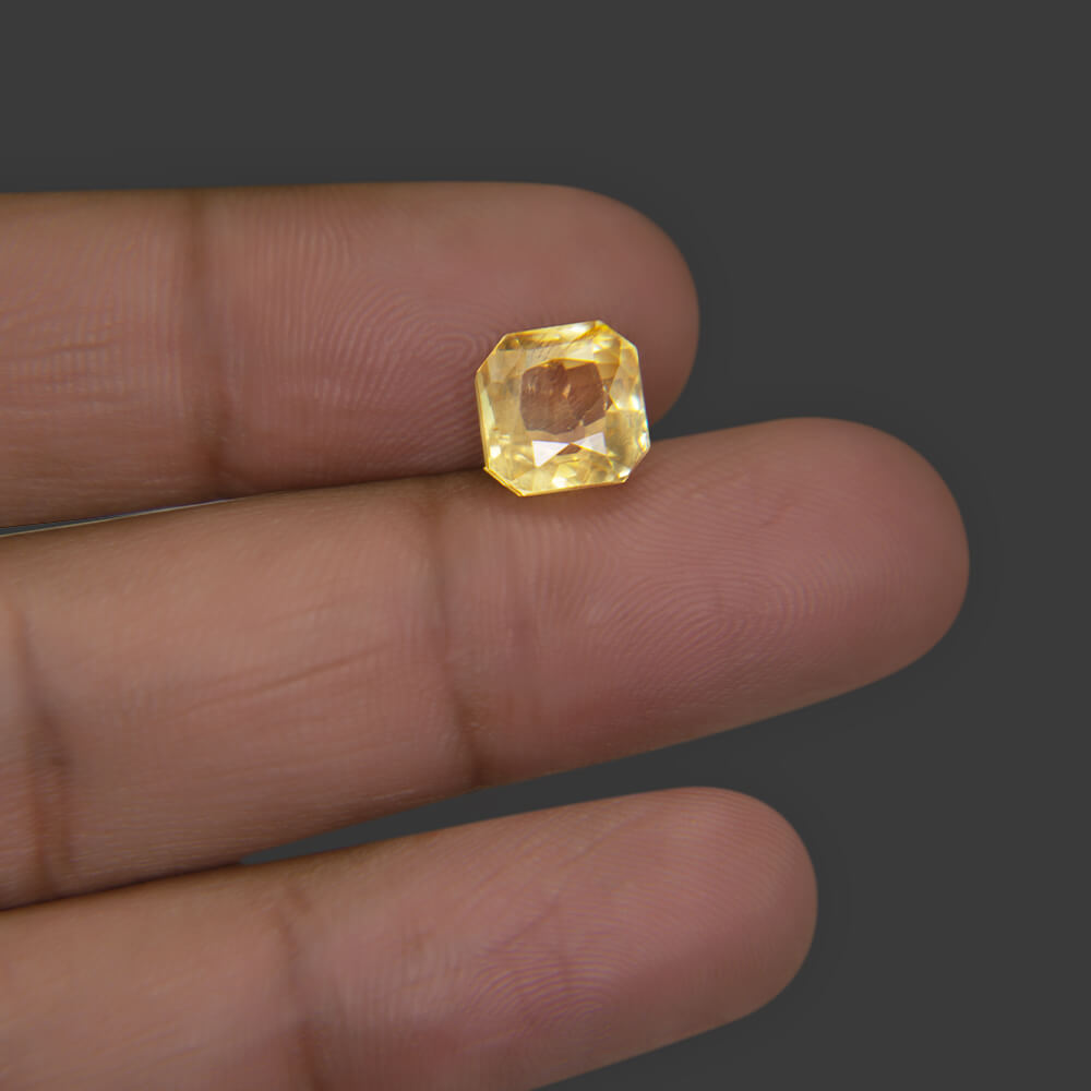 Yellow Sapphire - 4.59 Carat
